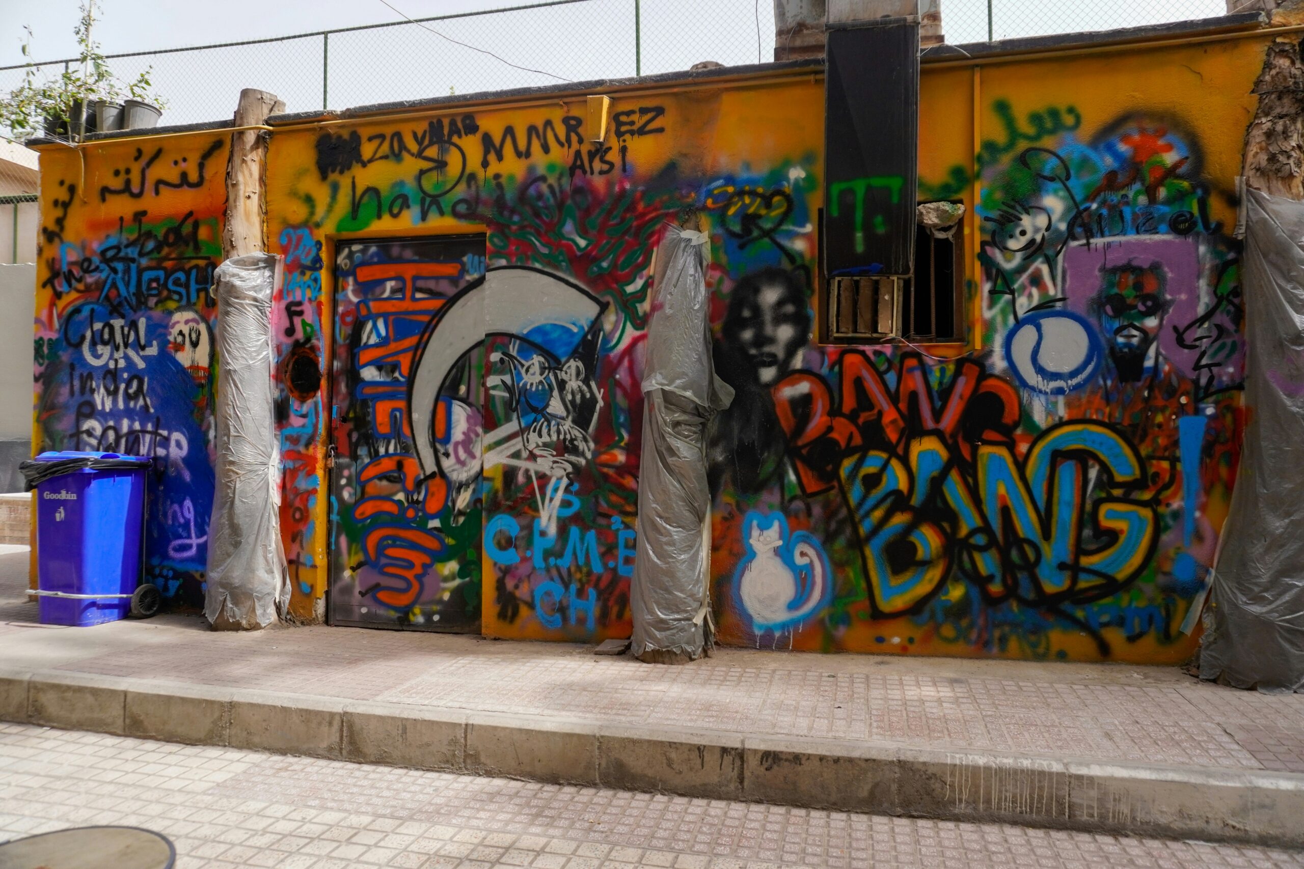 スペインの街を彩る壁の落書きの物語