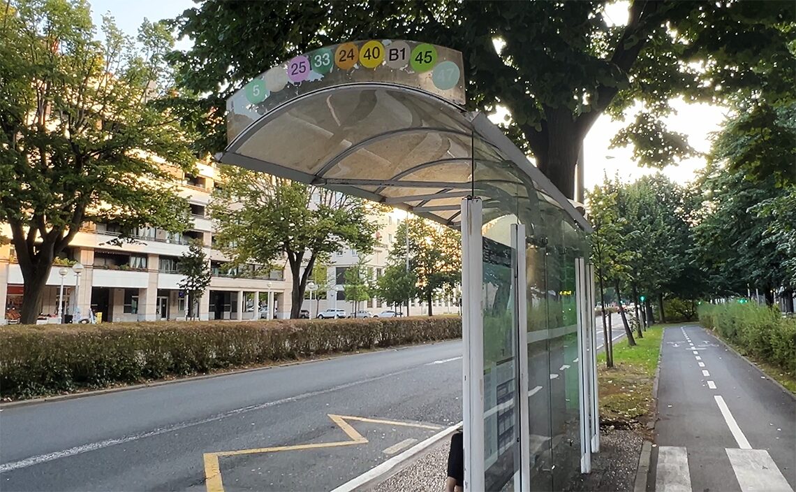 前のドアから乗り、降車時に「次で停まります」と知らせるボタンを押すシステムは、日本人には馴染み深く、言葉が分からなくても安心して利用できる大きなポイント。