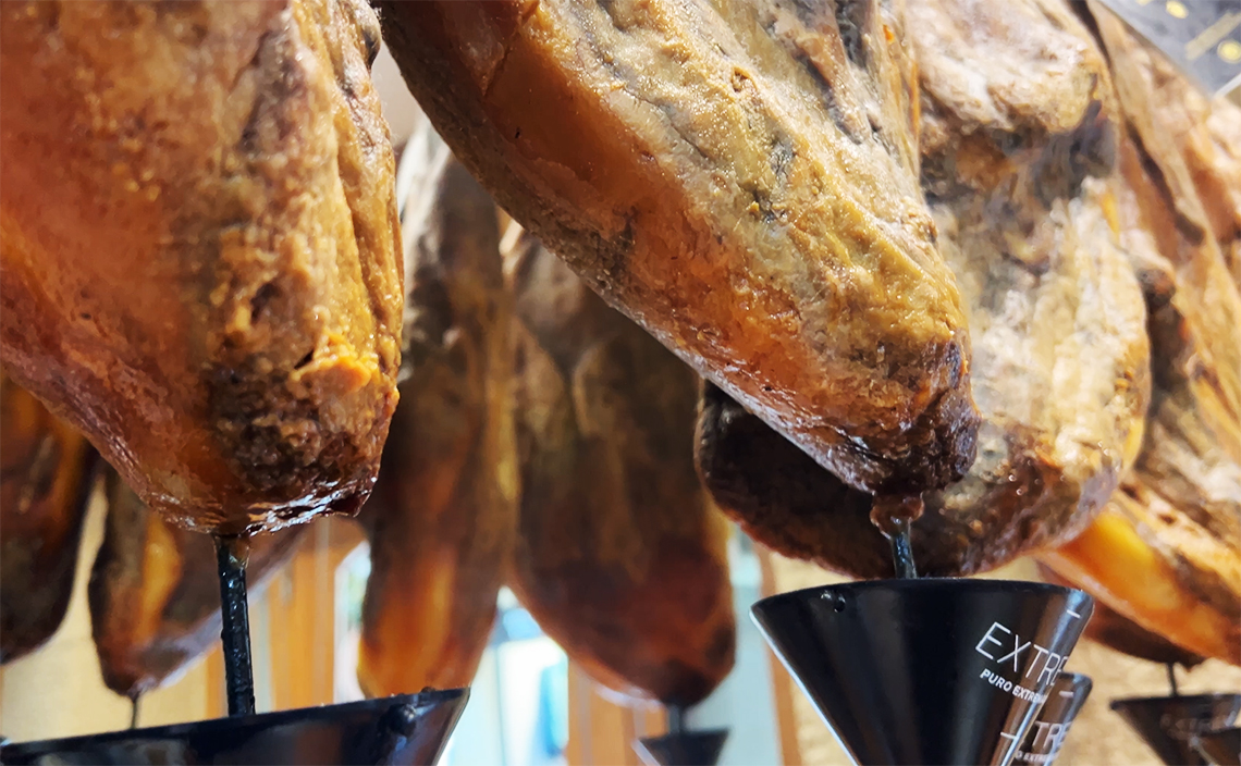 旧市街の主要広場と歴史的建物を押さえる