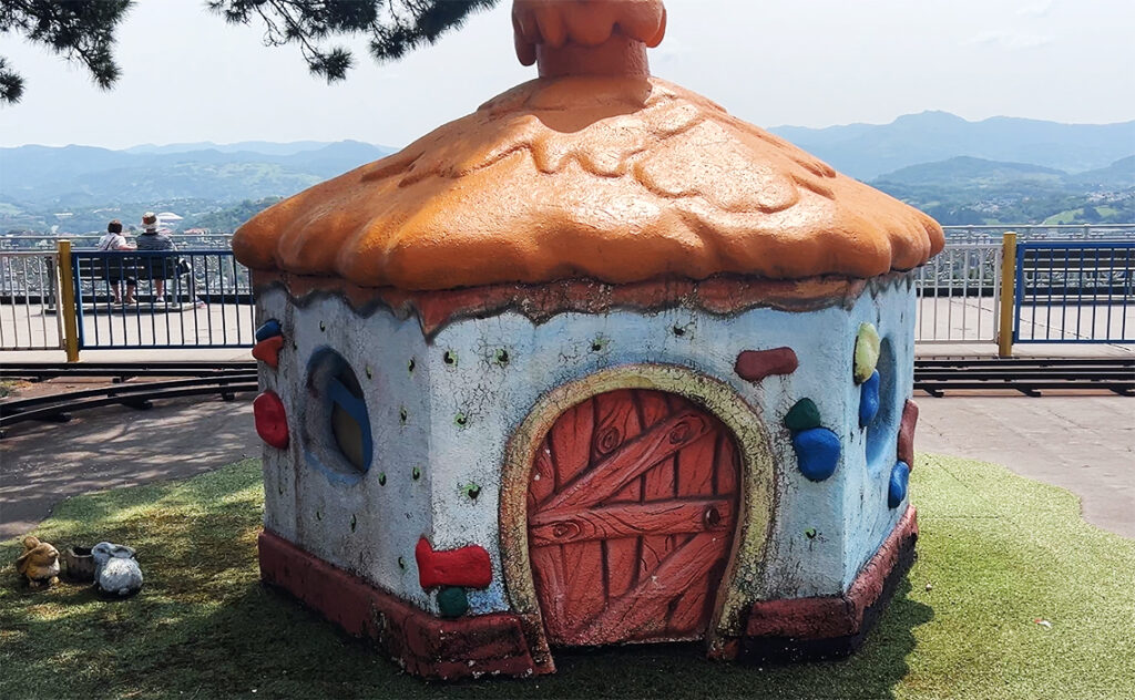 サンセバスチャン (スペイン) – San Sebastián(Spain)モンテ・イゲルド展望台にある遊園地「Parque de Atracciones Monte Igueldo」