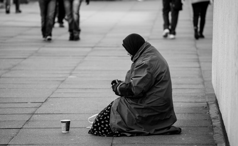 スペインのスーパーの入り口にいる物乞いたち― 慈悲、旅、そして社会の風景 ―