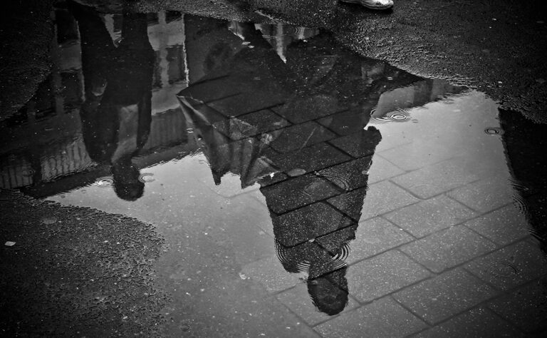 布の上に立つ人々 ― スペインの路上販売『トップ・マンタ』とは何か