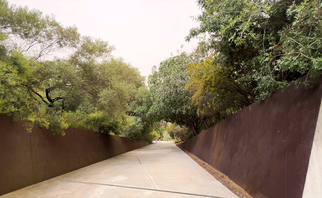 バルセロナ Barcelona Botanical Garden　コルテン鋼の壁が続くエントランス付近の通路。