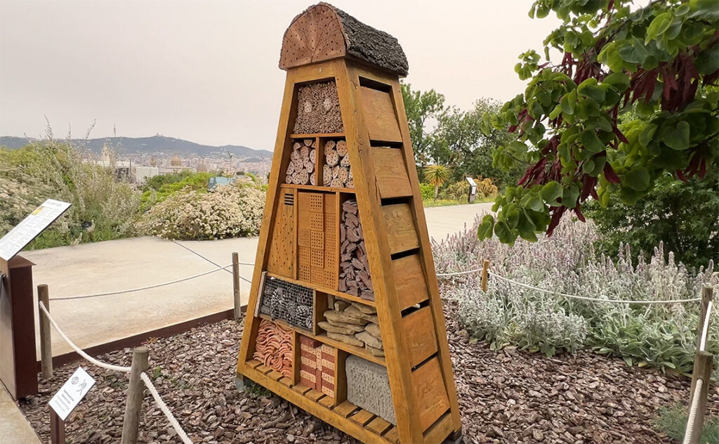 バルセロナ Barcelona Botanical Garden　昆虫ホテルと呼ばれる野生のハチや虫の巣箱。