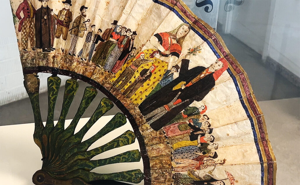 バルセロナ Museu Etnològic de Barcelona 民族学博物館 19世紀の市民の暮らしが描かれたアンティークの扇。
