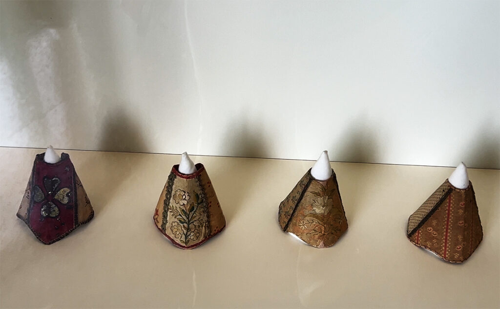 バルセロナ Museu Etnològic de Barcelona 民族学博物館 刺繍や織りが施された円錐形の布製品。指貫ケースや装飾品のカバーと思われる。