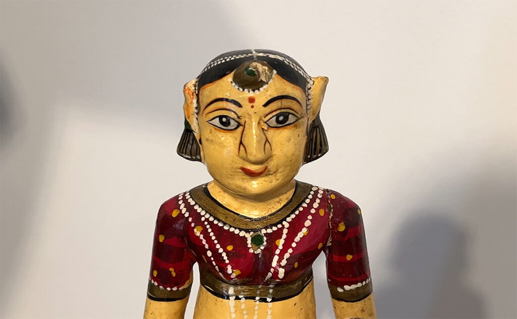 バルセロナ Museu Etnològic de Barcelona 民族学博物館 民族衣装や顔の描き方から、アジアや中南米の文化圏で作られた民俗工芸品と推測される木製の人物像。