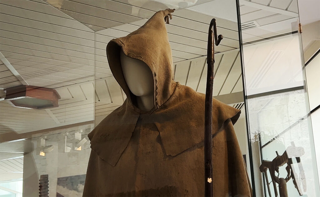 バルセロナ Museu Etnològic de Barcelona 民族学博物館 羊飼いが雨風を凌ぐために着用した伝統的なフード付きのマントと杖。