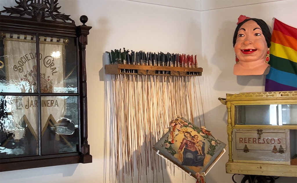 バルセロナ Museu Etnològic de Barcelona 民族学博物館 祭礼用の大きな頭部像である Capgrossos やコーラス隊の旗、屋台など、地元の祝祭文化を象徴する品々。