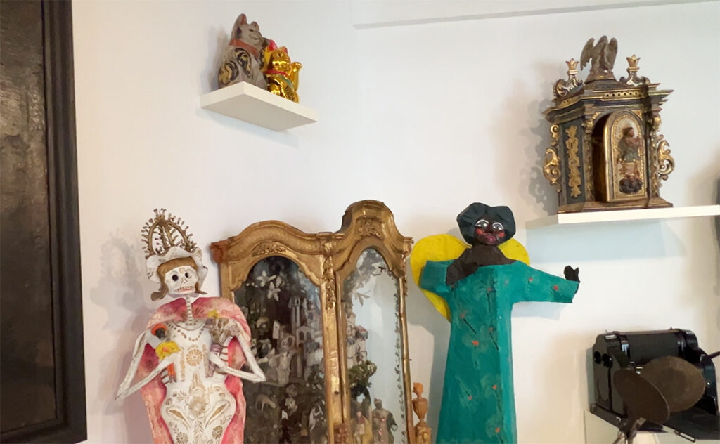 バルセロナ Museu Etnològic de Barcelona 民族学博物館 メキシコの骸骨人形や日本の招き猫、キリスト教の祭壇などが混在する展示。