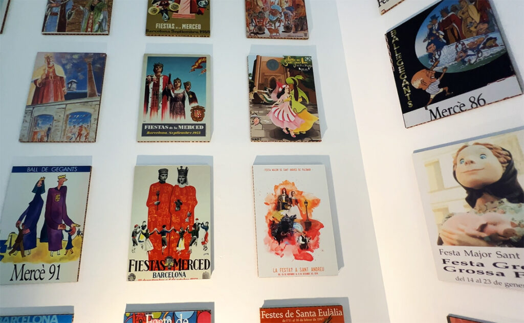 バルセロナ Museu Etnològic de Barcelona 民族学博物館 1955年から90年代にかけてのバルセロナの祭りの変遷を一目で確認できる、ルセ祭などの歴代ポスターが並ぶ壁面。