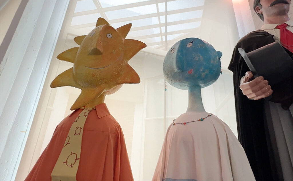 バルセロナ Museu Etnològic de Barcelona 民族学博物館 太陽と月をモチーフにしたモダンなデザインの巨大な人形。