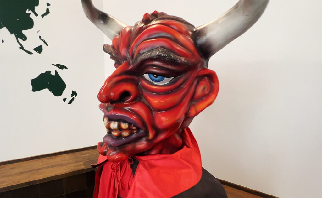 バルセロナ Museu Etnològic de Barcelona 民族学博物館 バルセロナの伝統行事コレフォックなどで見られ、火の粉の中を踊る象徴的な存在の被り物。