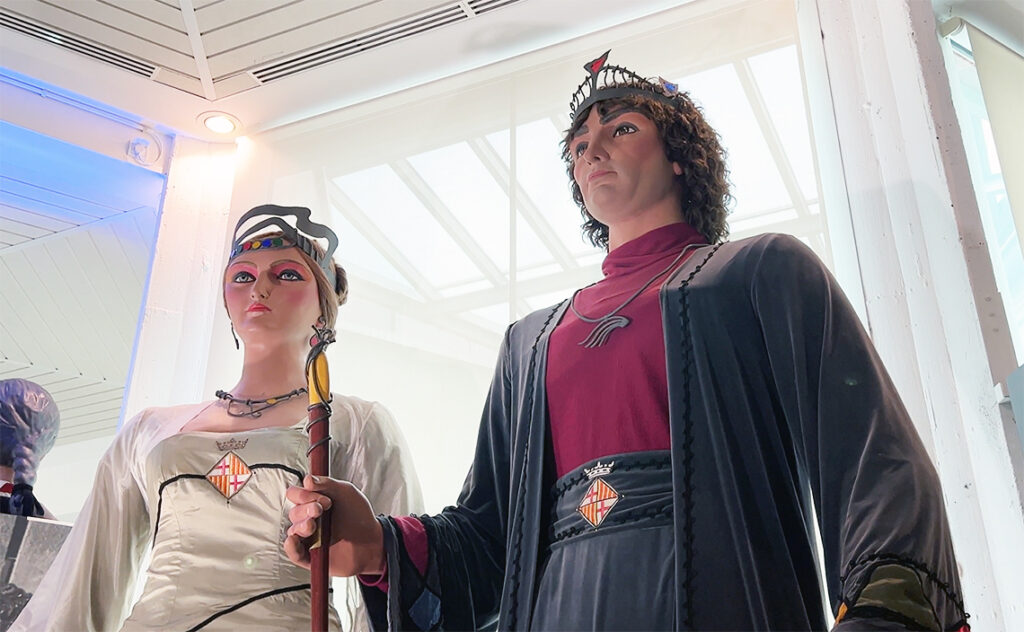 バルセロナ Museu Etnològic de Barcelona 民族学博物館 美男美女の王と王妃の人形。