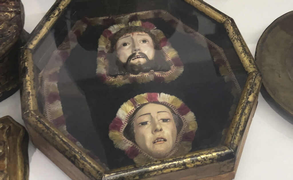 バルセロナ Museu Etnològic de Barcelona 民族学博物館 カトリックの伝統的な図像である苦悩するキリストや嘆きの聖母を表現したもの。