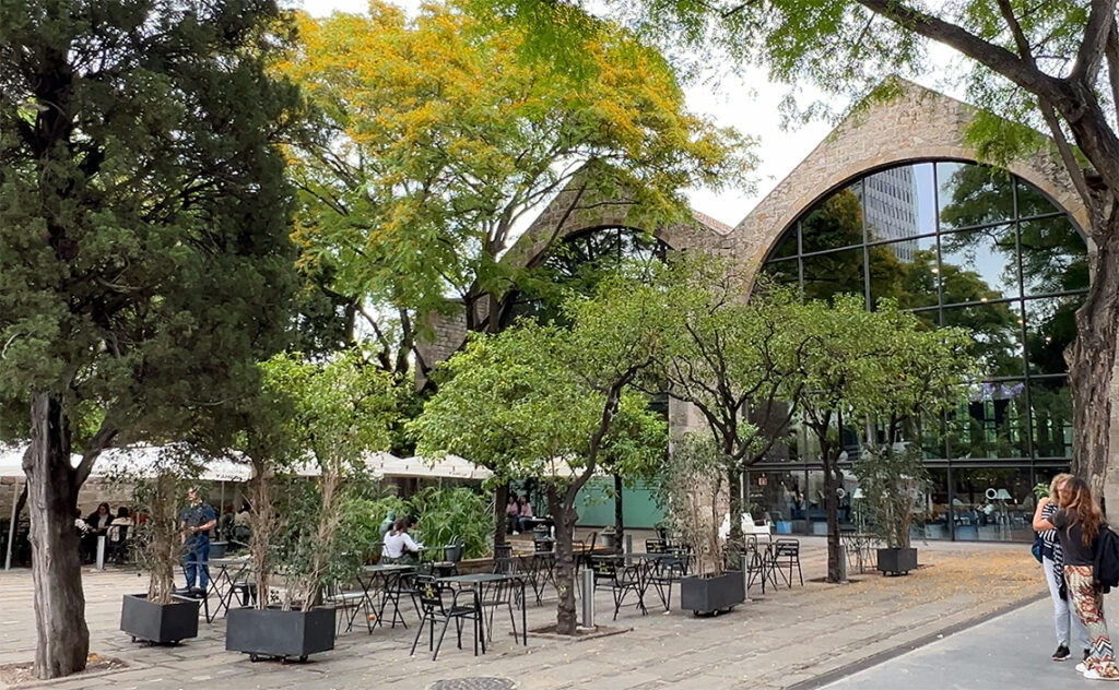 バルセロナ海洋博物館（Museu Marítim de Barcelona） 博物館の入り口付近にある中庭の風景。かつての王立造船所だった建物の重厚な石造りと、開放的なガラス張りのエントランスが調和している。