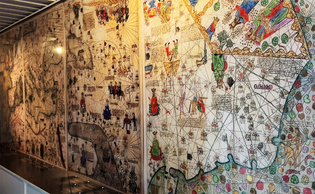 バルセロナ海洋博物館（Museu Marítim de Barcelona） 巨大な壁面に展示された航海図と古地図の数々。