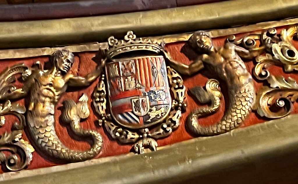 バルセロナ海洋博物館（Museu Marítim de Barcelona） 船体に施された緻密な浮き彫り細工の拡大図。