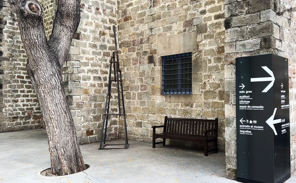 バルセロナ海洋博物館（Museu Marítim de Barcelona） 館内の案内板と、歴史を感じさせる石壁。