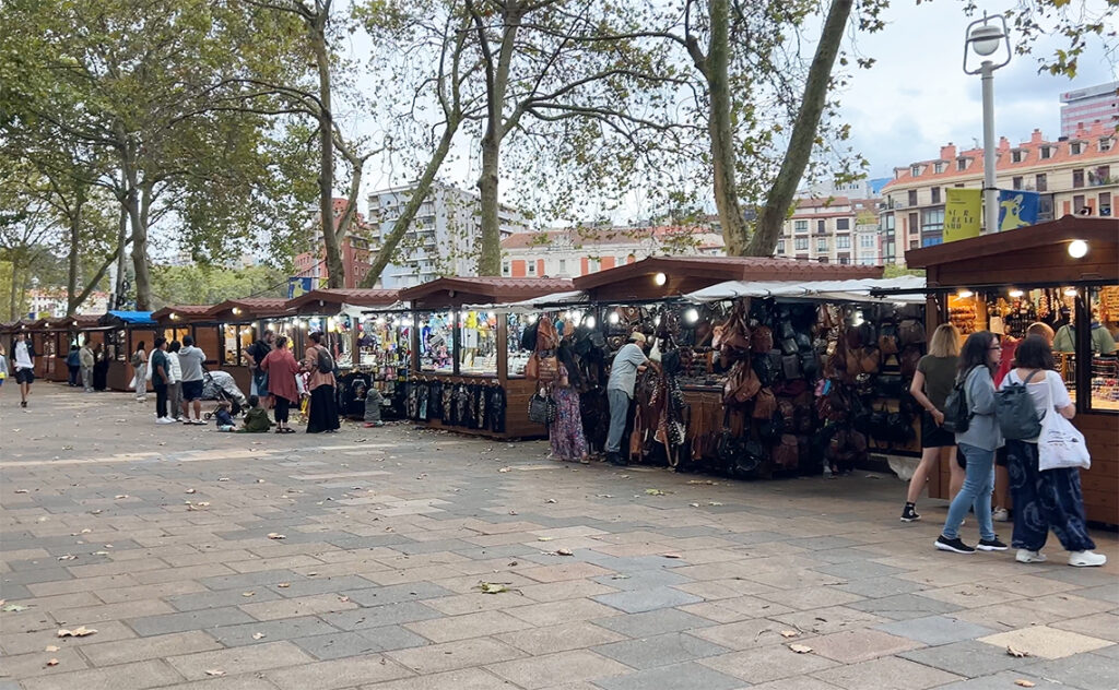 ビルバオ Bilbao セミナ・グランデ(Semana Grande) 開催中のネルビオン・リバー沿いには、土産物屋やアクセサリーなどのショップが並ぶ。