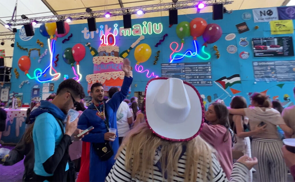 ビルバオ Bilbao セミナ・グランデ(Semana Grande) お祭り期間中は、普段の店舗を休業またはスタッフに任せて、仮設ブース(カスエタ、txosna)を出すケースが多い。