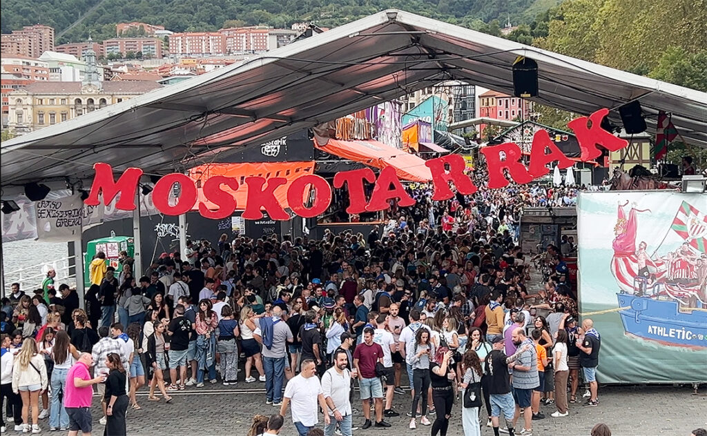 ビルバオ Bilbao セミナ・グランデ(Semana Grande) 飲食ブースエリアには、様々な個性的な看板を出した店が並ぶ。