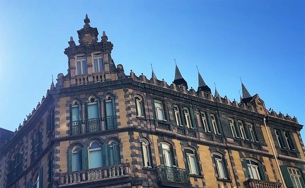 ビルバオ Bilbao 屋根の塔や窓枠の装飾に華やかな生活が反映されている。