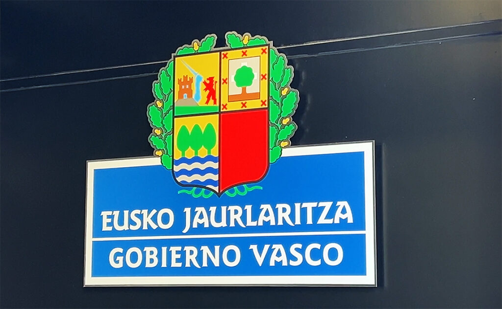 ビルバオ Bilbao 「EUSKO JAURLARITZA / GOBIERNO VASCO」と書かれた、バスク自治州政府の紋章とロゴ。