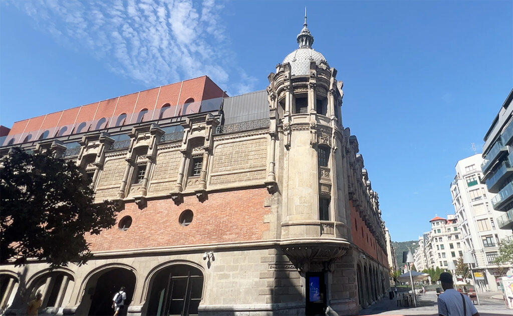 ビルバオ Bilbao アスクナ・セントロア(Azkuna Zentroa-Alhóndiga Bilbao)