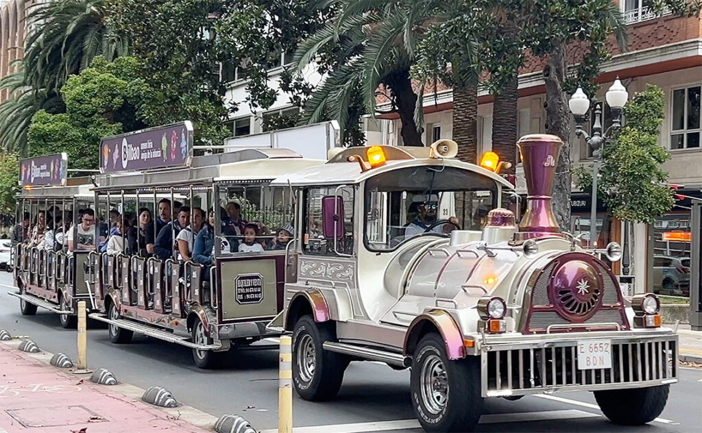 ビルバオ Bilbao クラシックな蒸気機関車風のデザインをした観光用のトラム。