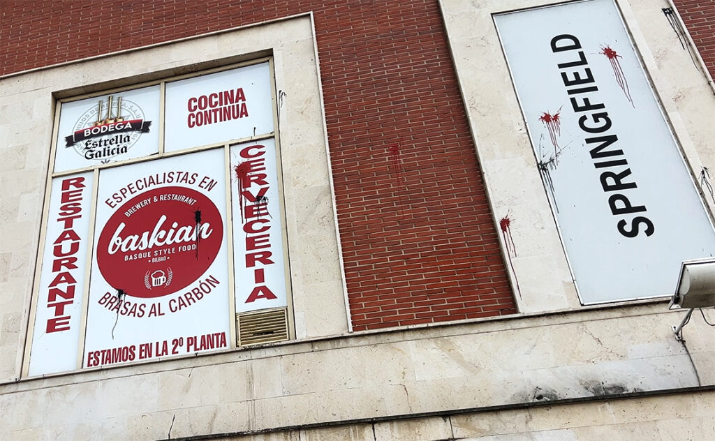 ビルバオ Bilbao エッジの効いたバルの外観。