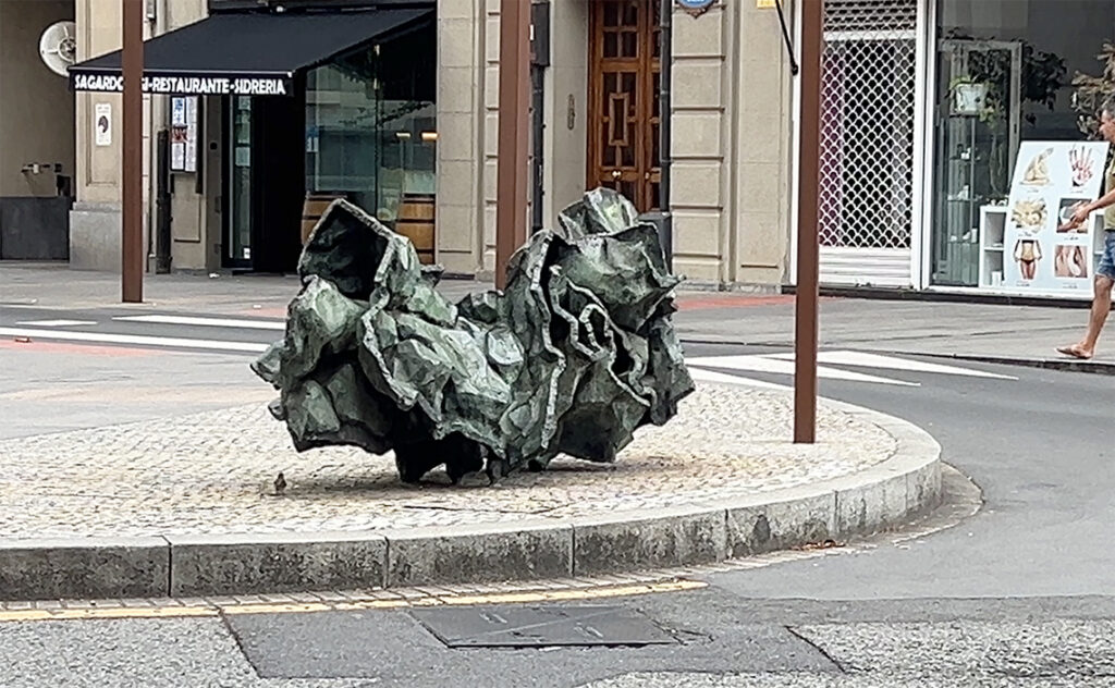 ビルバオ Bilbao リカルド・ドミンゲスの彫刻。道路の分岐点に置かれた、クシャクシャにした紙のような質感のブロンズ像。街のいたるところにこうしたパブリックアートが自然に溶け込んでいる。