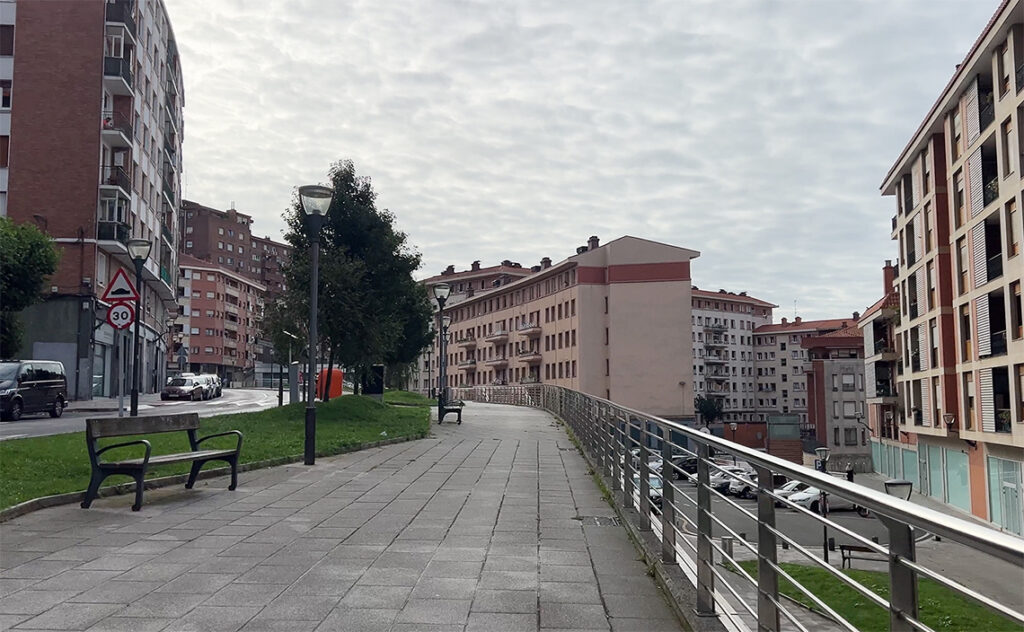 ビルバオ Bilbao 観光地とは少し違う、地元の人々が暮らすエリアの風景。ビルバオは山に囲まれた街なので、このように高低差を活かした遊歩道や、そこから見下ろすアパート群の景色が非常に多い。