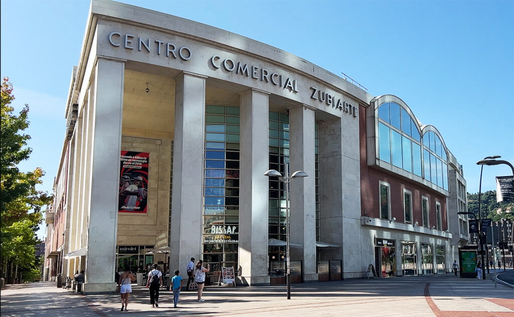 ビルバオ Bilbao スビアルテ・ショッピングセンター（Centro Comercial Zubiarte）。著名な建築家ロバート・A・M・スターンによって設計されたショッピングモール。ネルビオン川の近くに位置し、伝統的な石造りの質感とガラスを組み合わせた巨大な柱が特徴的。