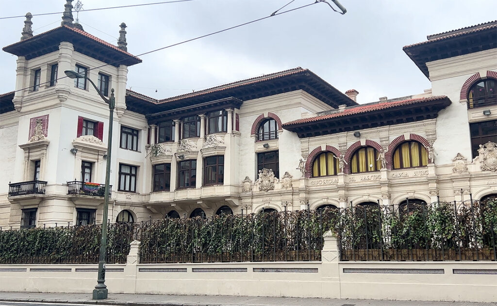 ビルバオ Bilbao 1918年に建てられた歴史的な小学校。バスク地方の伝統的な建築スタイルである「ネオ・バスク様式」の傑作として知られている。白い壁に赤い木枠や装飾が施され、まるでお城のような優雅な外観が特徴。