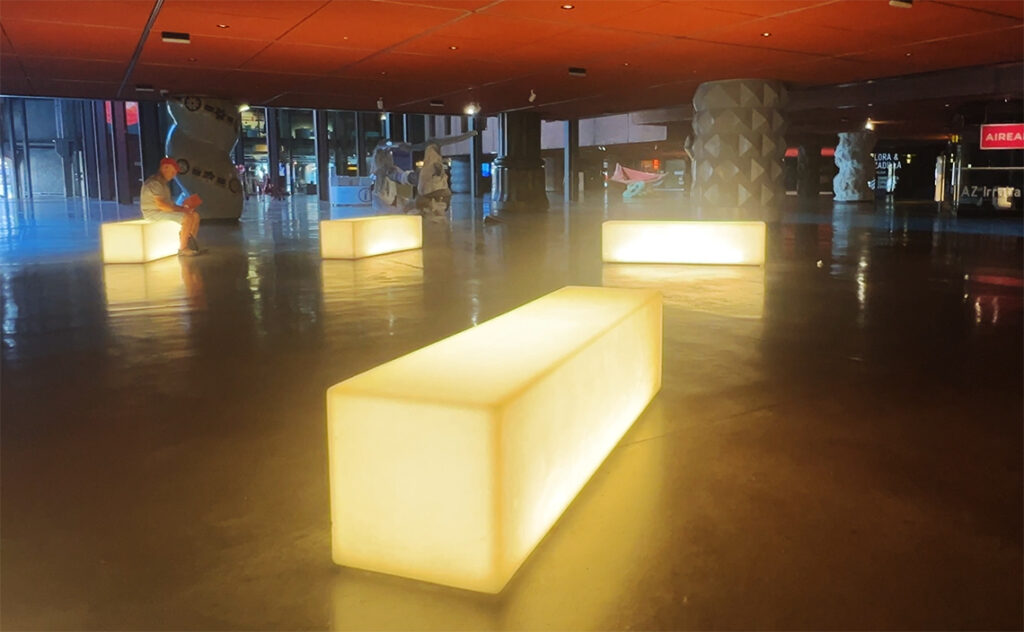 ビルバオ Bilbao アスクナ・セントロア(Azkuna Zentroa-Alhóndiga Bilbao)