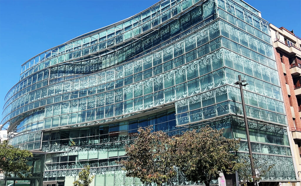 ビルバオ Bilbao バスク保健局本部の建物（Osakidetza）。非常に複雑で美しい多面体のガラス張りのビル。周囲の景色を反射し、光の当たり方で表情を変えるこの建物は、ビルバオでも屈指の現代建築として知られている。