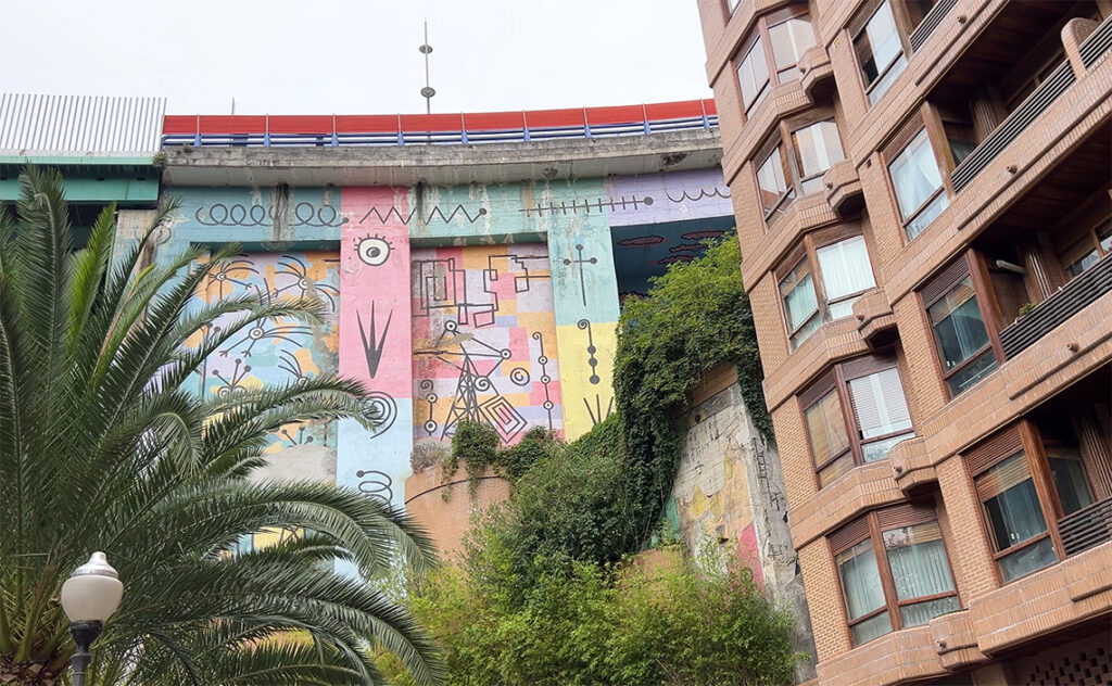 ビルバオ Bilbao 高架下の幾何学アート。