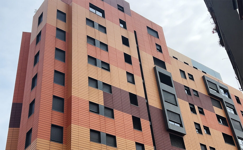 ビルバオ Bilbao カラフルなセラミックパネルを使用した現代的なマンション。こうした幾何学的なデザインの建物が街のあちこちにある。