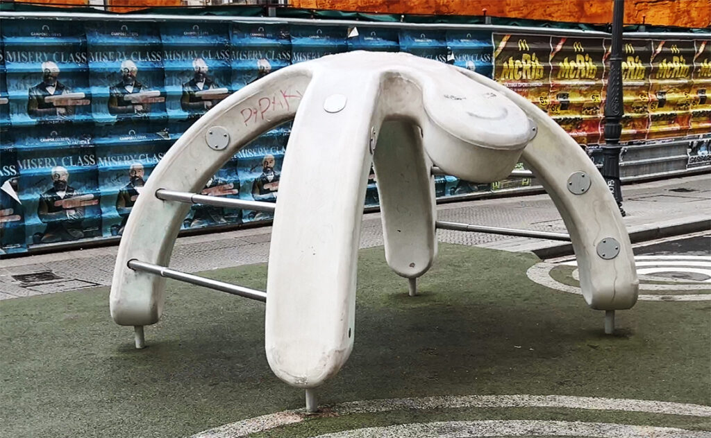 ビルバオ Bilbao タコのような形の遊具。