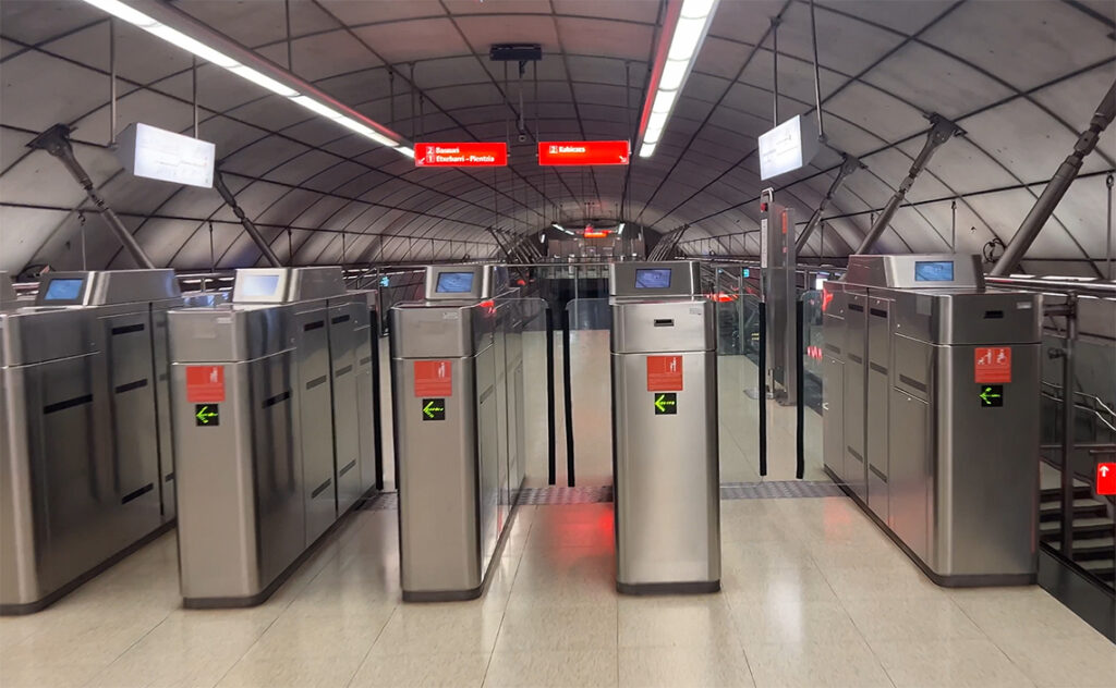 ビルバオ Bilbao 地下鉄の改札。どの地下鉄も同じデザインで統一されている。