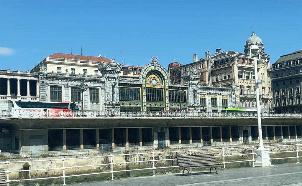 ビルバオ Bilbao ビルバオ・コンコルディア駅（FEVE線）。1902年に建てられたベル・エポック様式の傑作で、アール・ヌーヴォー調の正面装飾が非常に華やか。ビルバオを代表する歴史的建造物の一つ。