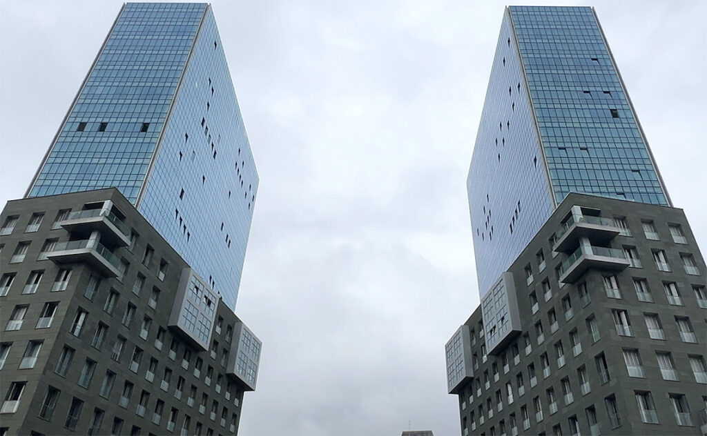 ビルバオ Bilbao 日本人建築家、磯崎新氏が設計したツインタワー「イソザキ・アテア」。ガラス張りの近代的な上部と、重厚な石造りの下部が組み合わさったデザインは、新生ビルバオのランドマークの一つ。