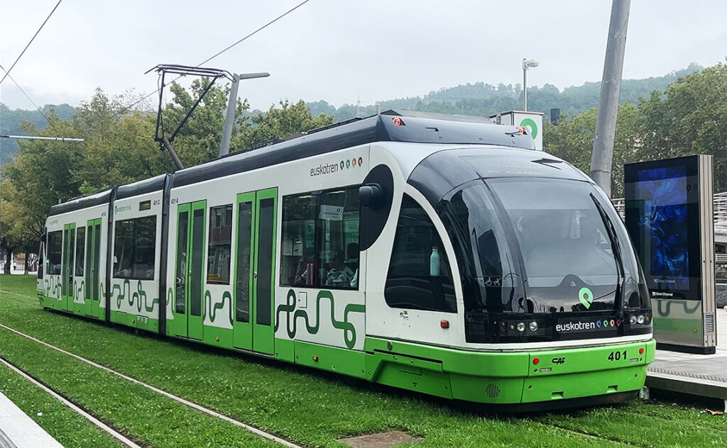 ビルバオ Bilbao 芝生軌道を走る「Euskotren（エウスコトレン）」のスタイリッシュなトラム。白と緑のカラーリングが特徴で、ビルバオの環境に配慮したクリーンな交通システムを象徴している。