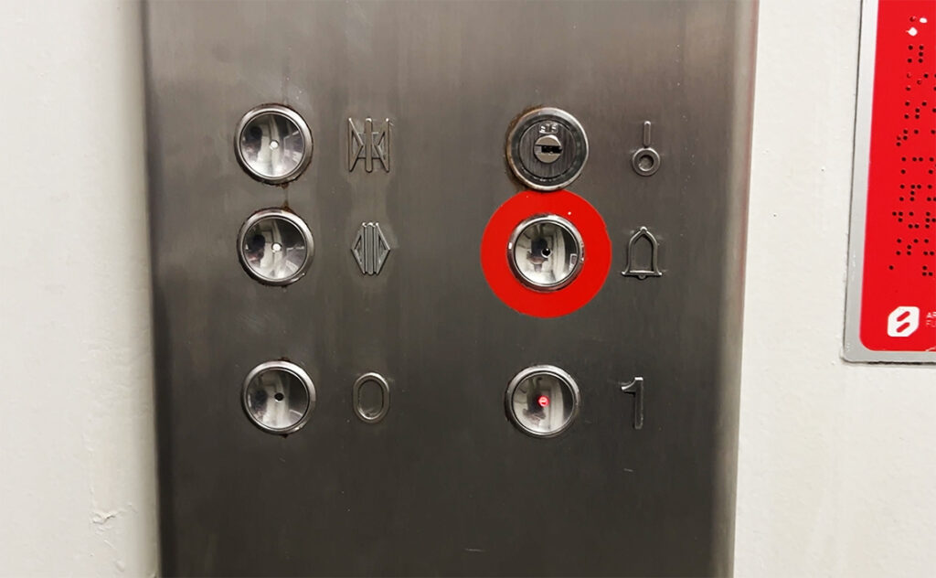 ビルバオ Bilbao 橋の上へ上がるためのエレベーターボタン。赤く囲っているボタンは、うっかり押したくなるほど目立っている非常ベル。