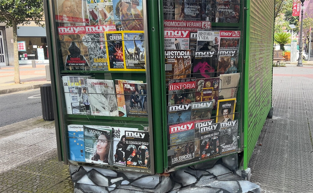 ビルバオ Bilbao キオスク的なお店の雑誌コーナー。