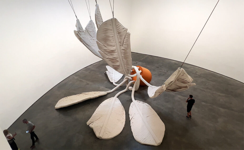 ビルバオ Bilbao ビルバオ・グッゲンハイム美術館（Guggenheim Bilbao Museoa） 各展示スペースへのアクセスは複数のレベルから可能であり、訪問者は様々なルートで館内を移動することができる。階段とスロープが交錯し、エレベーターも複数設置されている。