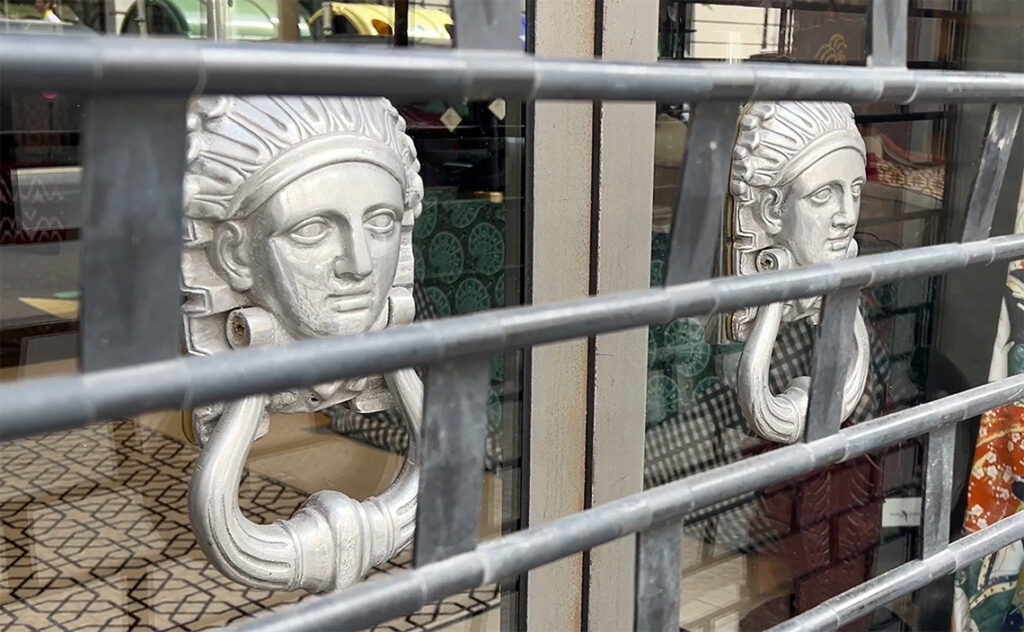 ビルバオ Bilbao 彫像のようなクラシックなドアノッカー。