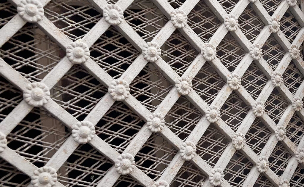 ビルバオ Bilbao 背景にある網状のパターンとの重なりが、ビルバオらしい工芸的な美しさを感じさせる。