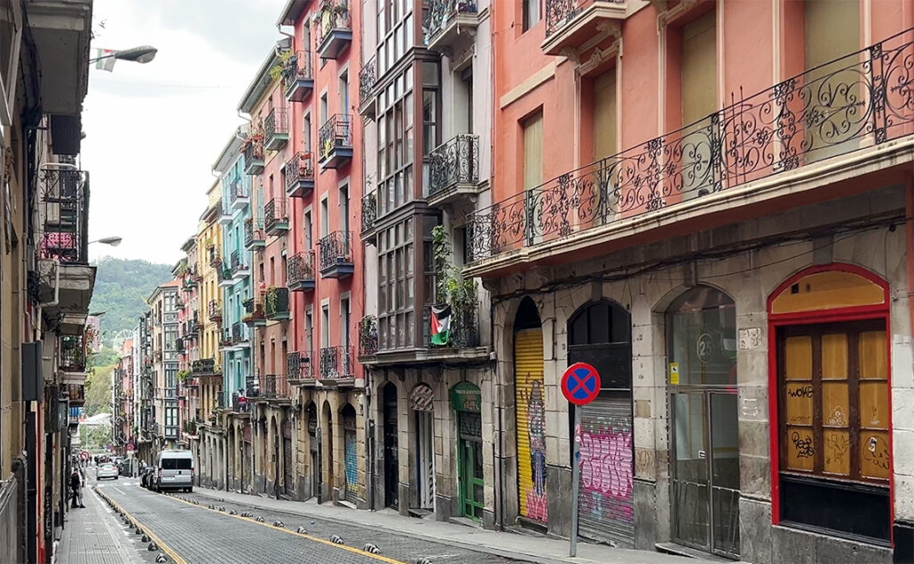 ビルバオ Bilbao カスコ・ビエホの坂道。ビルバオ旧市街特有の、細長くカラフルな建物が並ぶ通り。窓辺のアイアンワークや、バルコニーのデザインが非常に美しく、歴史を感じさせる。